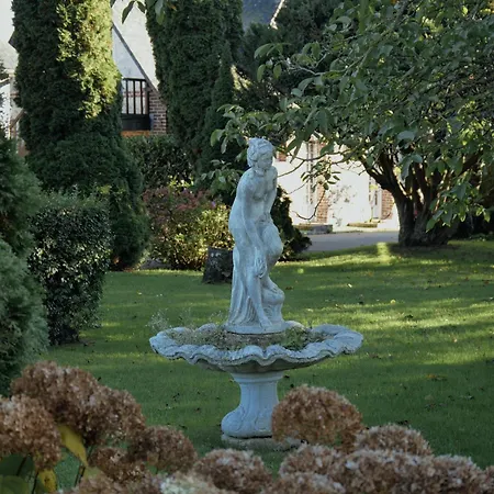 Logis Restaurant - Le Clos Deauville Gatien ホテル 3*