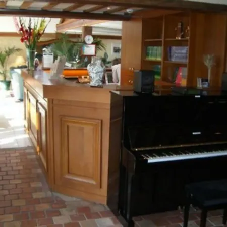 ホテル Logis Restaurant - Le Clos Deauville Gatien 3*