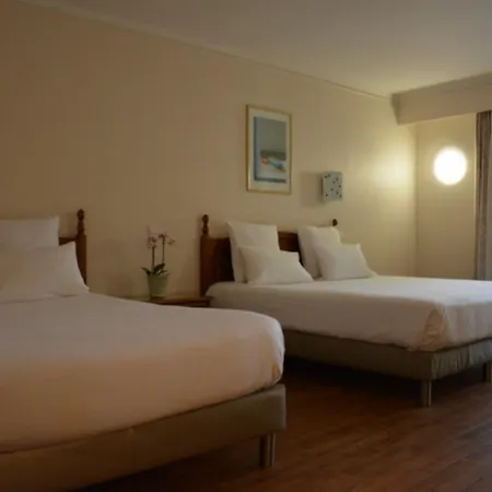 Logis Restaurant - Le Clos Deauville Gatien ホテル 3*