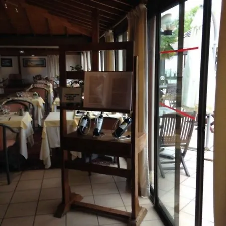 ホテル Logis Restaurant - Le Clos Deauville Gatien 3*