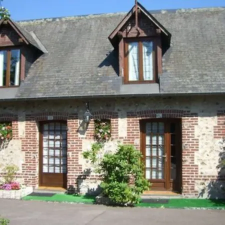 Logis Restaurant - Le Clos Deauville Gatien ホテル 3*