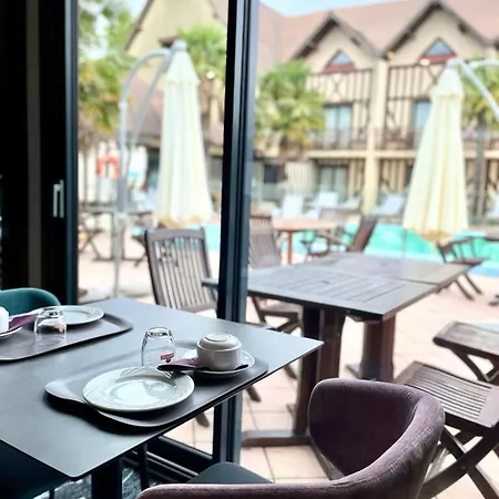 Logis Restaurant - Le Clos Deauville Gatien ホテル 3*