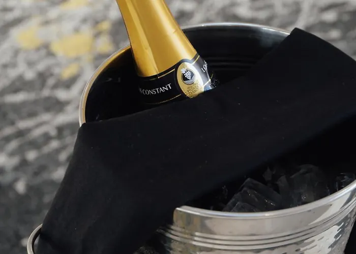 Logis Restaurant - Le Clos Deauville Gatien Hotel